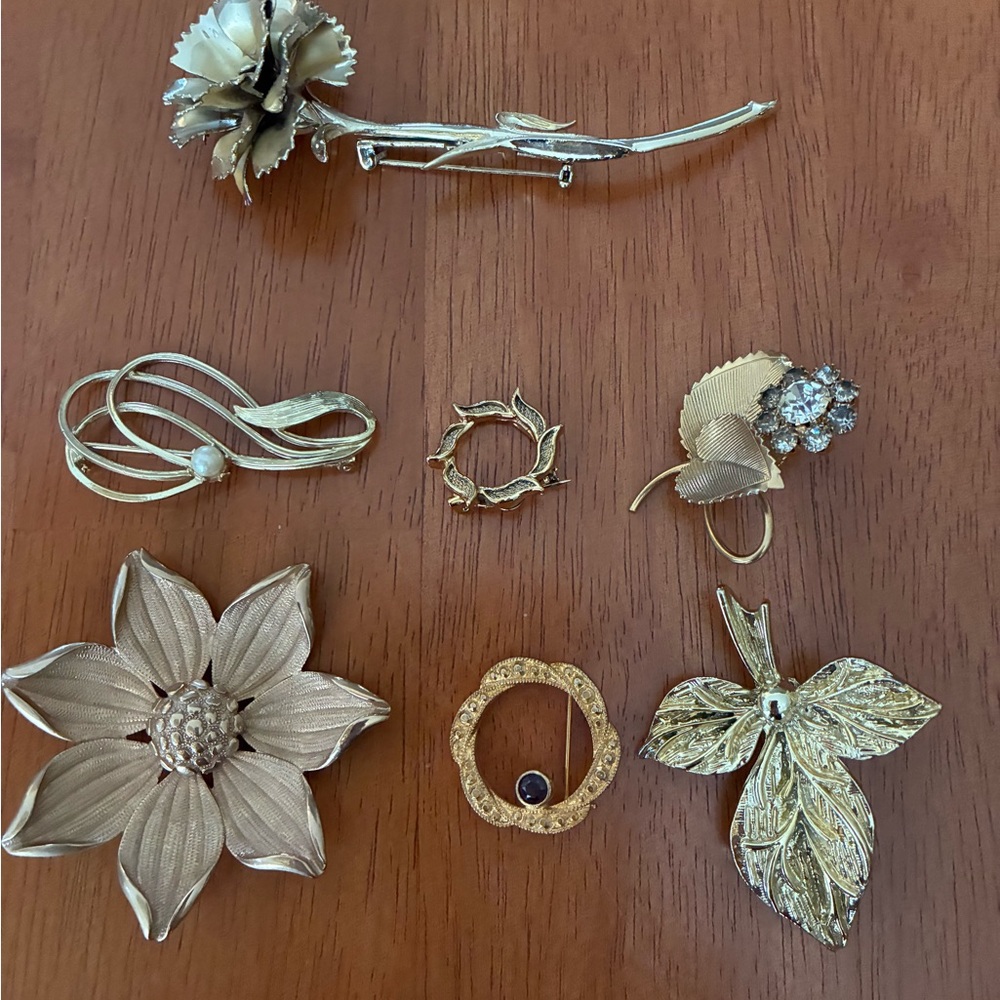 7 vintage brooches, all gold tone in color